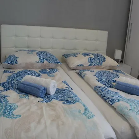 Cozy Mihaela With Balcony, Near Park Marjan & Old Town - Quiet Neighborhood *