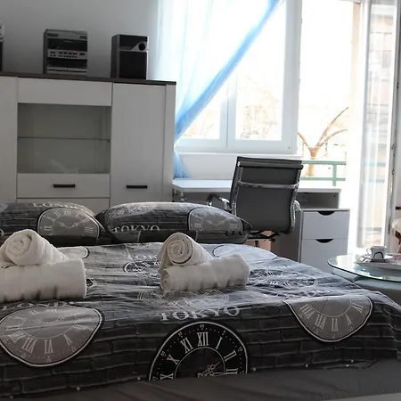 Cozy Mihaela With Balcony, Near Park Marjan & Old Town - Quiet Neighborhood *