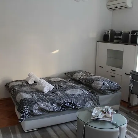 Cozy Mihaela With Balcony, Near Park Marjan & Old Town - Quiet Neighborhood Apartment *